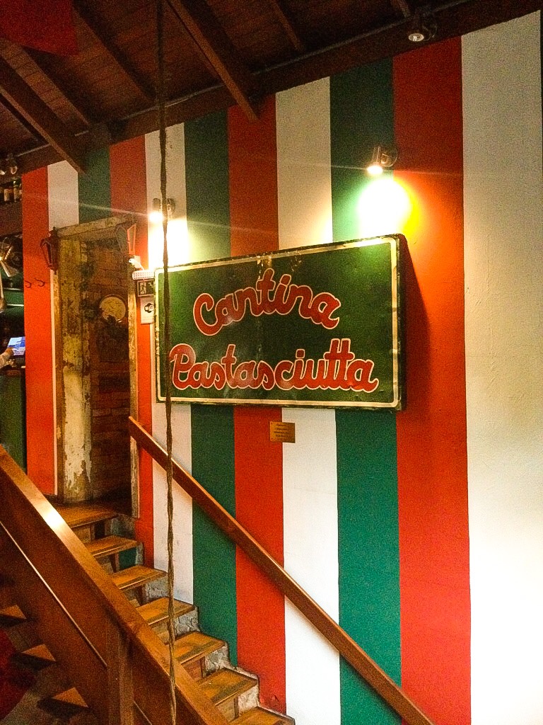 foto do interior da Cantina Pastaciutta em Gramado lugar para comer na Serra Gaúcha