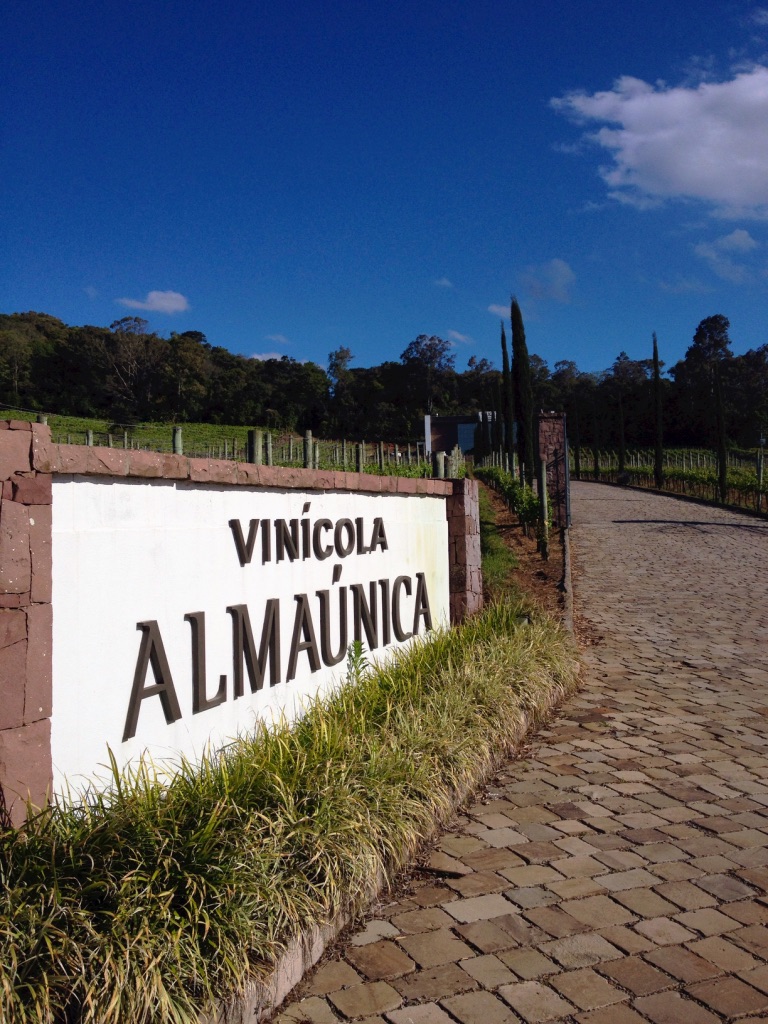 Foto da entrada da vinícola Almaúnica, em Bento Gonçalves comer e beber no Vale dos Vinhedos