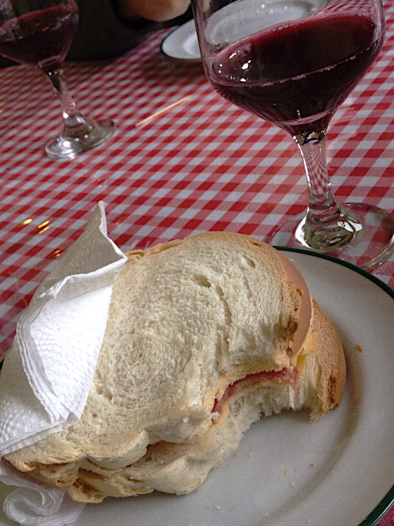 foto de sanduíche de pão colonial em vinhos de montanha de pinto bandeira