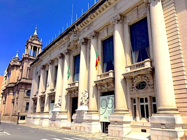 foto do Palácio Piratini no centro histórico de Porto Alegre