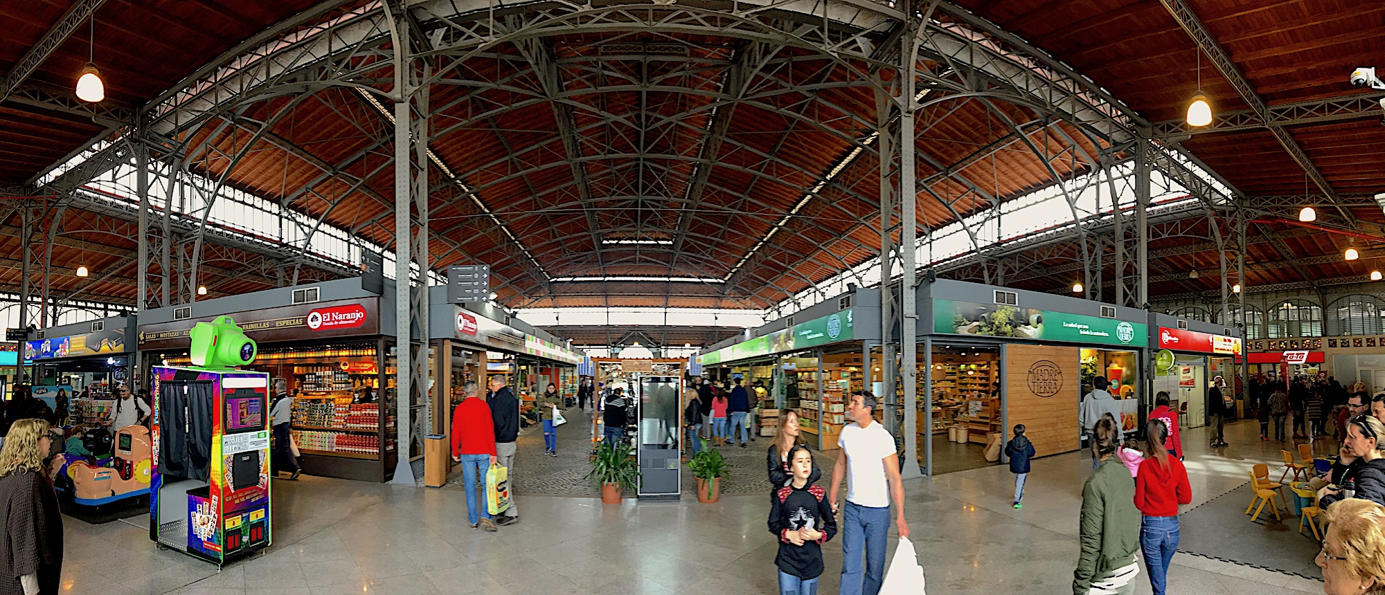 Foto do interior do Mercado Agrícola em Montevidéu viagem de carro pelo Uruguai