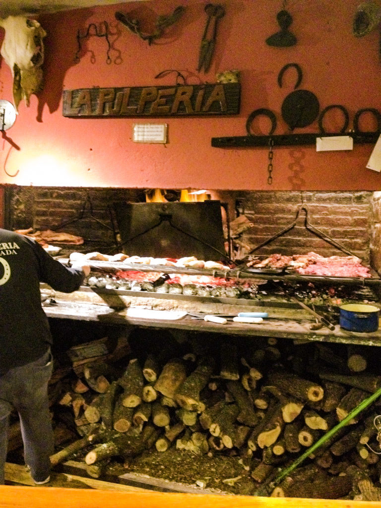 foto da parrilla na la pulperia em montevidéu comer no Uruguai
