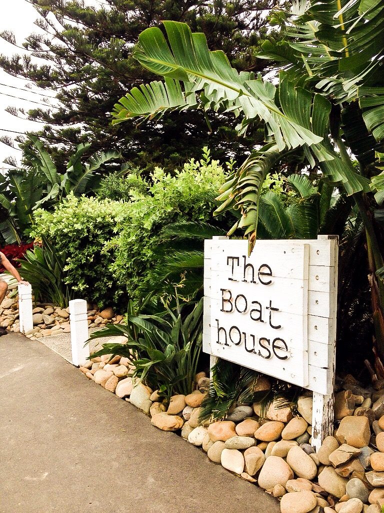 foto da entrada do The Boathouse Palm Beach onde comer em Sydney