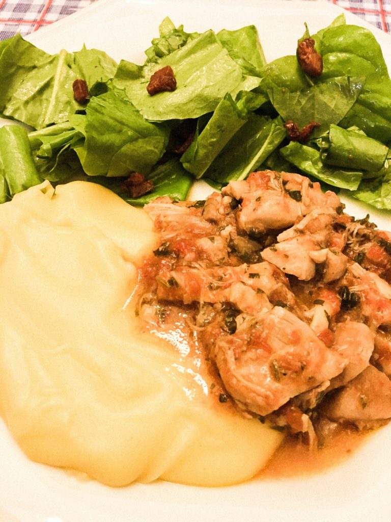imagem de polenta mole com galinha em molho de tomate
