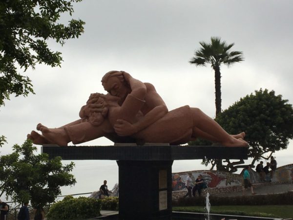 foto de escultura no Parque del amor em Lima