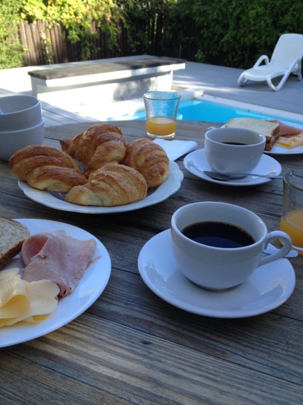 foto de café da manhã com medialunas comer no Uruguai