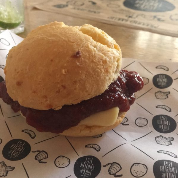 foto de sanduíche de pão de queijo com goiabada no A Pão de Queijaria onde comer em Belo Horizonte fatos gastronômicos
