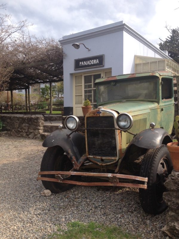 foto da entrada da Narbona Wine Lodge em Carmelo vinícolas viagem de carro pelo Uruguai