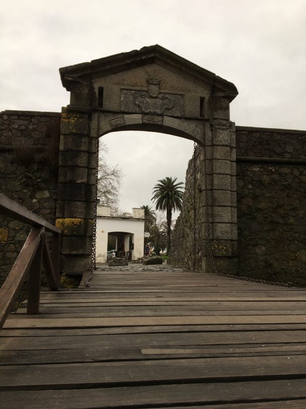 Foto da Puerta de la Ciudadela em Colonia del Sacramento viagem de carro pelo Uruguai