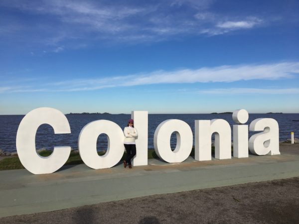 foto do letreiro na orla de Colonia del Sacramento viagem de carro pelo Uruguai