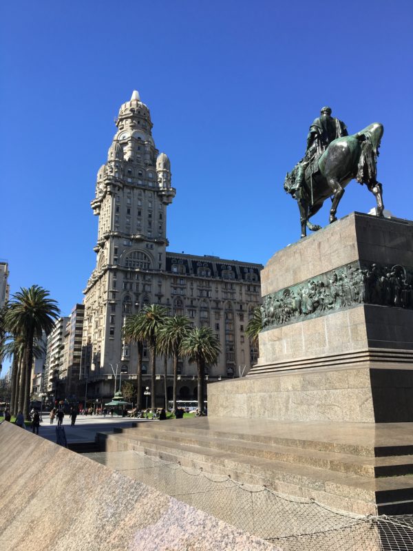 Foto da estátua de Artigas na Plaza Independencia em Montevidéu viagem de carro pelo Uruguai