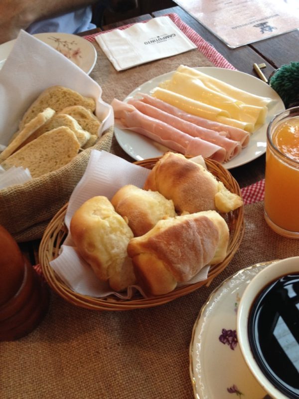 foto do café da manhã na posada campotinto