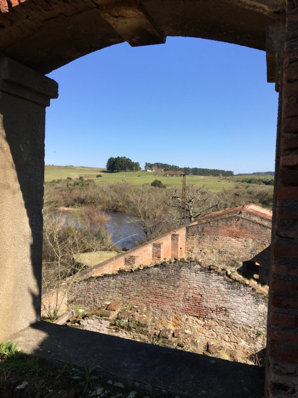 Foto das ruínas da Represa Cuñapiru viagem de carro pelo Uruguai