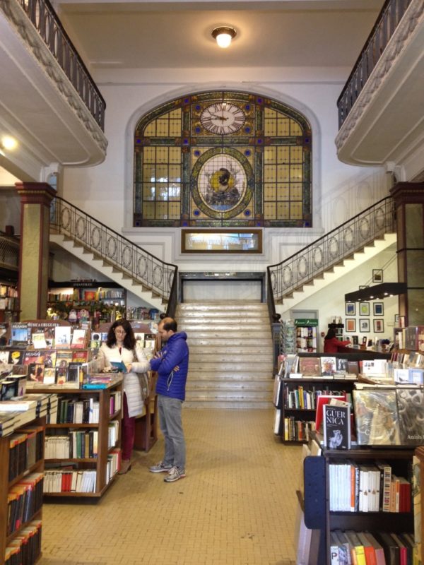 Foto do interior da Librería Más Puro Verso em Montevidéu