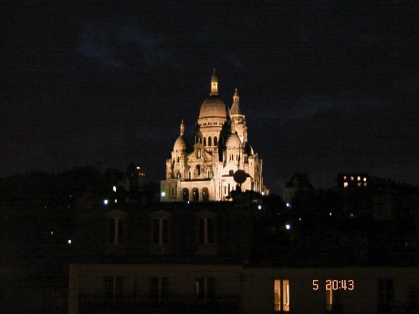 Foto da Sacre Coeur à noite em Paris, na França no mochilão pela Europa