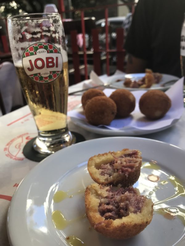 foto do bolinho de aipim do Jobi no Leblon onde comer no Rio de Janeiro