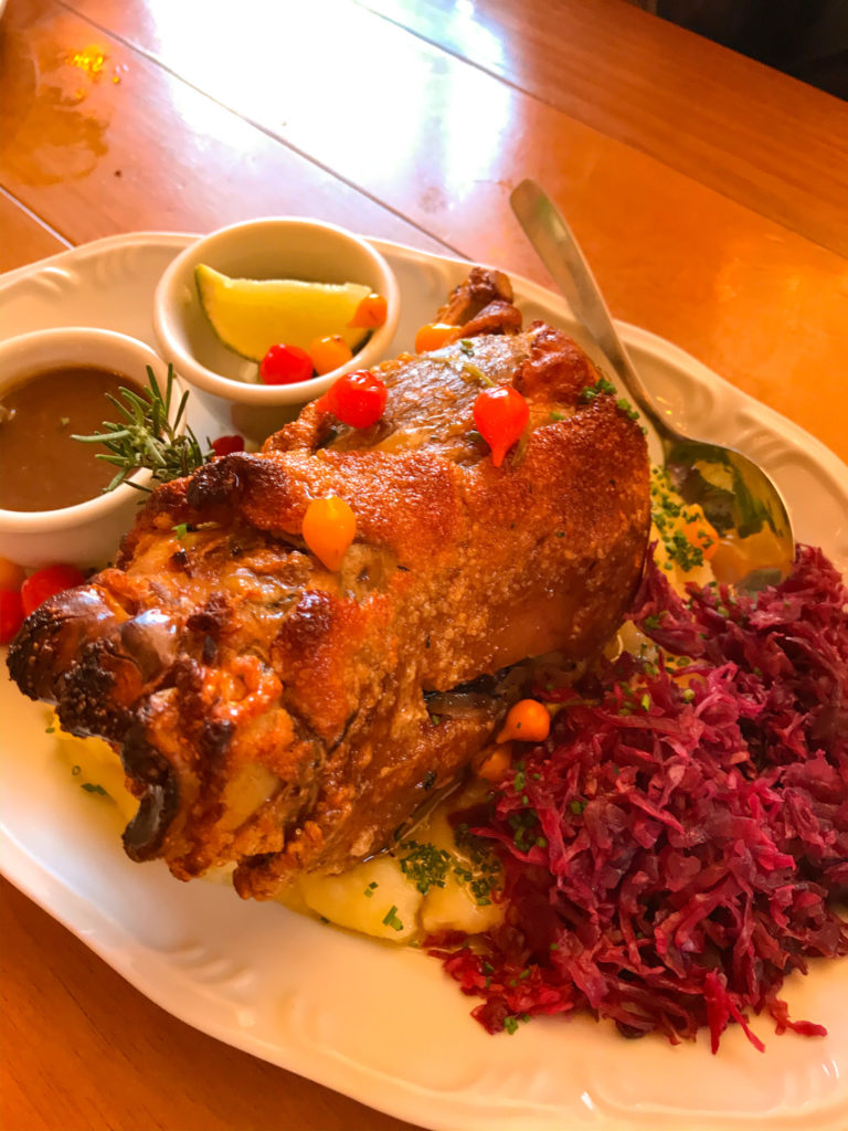 foto de prato de joelho de porco no Rasen Platz em Gramado