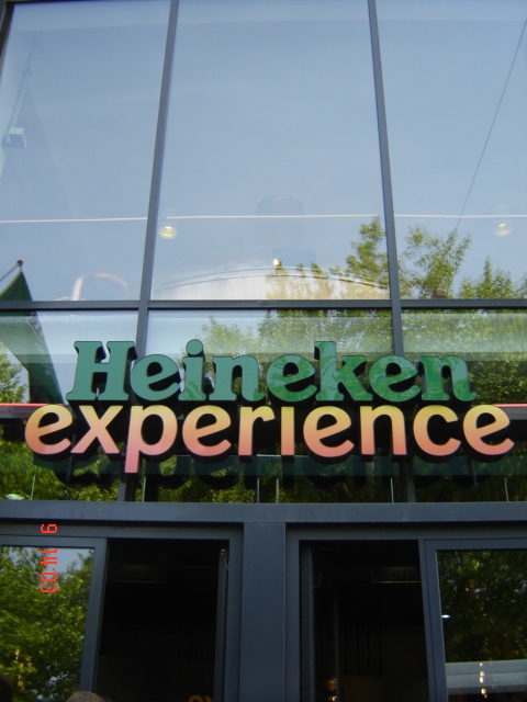 foto da fachada da Heineken Experience em Amsterdam