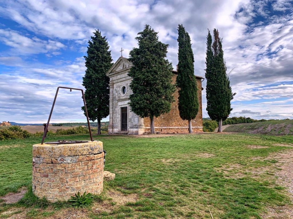 foto da Capella della Madonna di Vitaleta, na Toscana em viajar pela Itália