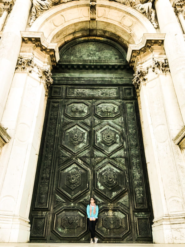 viagens do ano foto na porta da Basilica di Santa Maria della Salute em Veneza na Itália