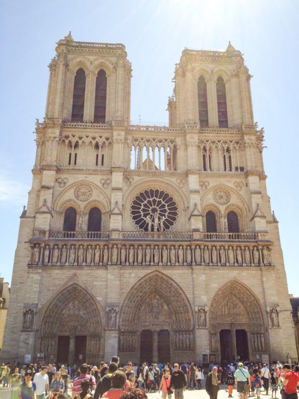 foto da Catedral de Notre Dame em Paris na França