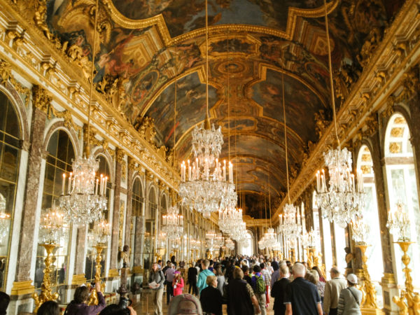 foto do Salão dos Espelhos no Palácio de Versailles na França