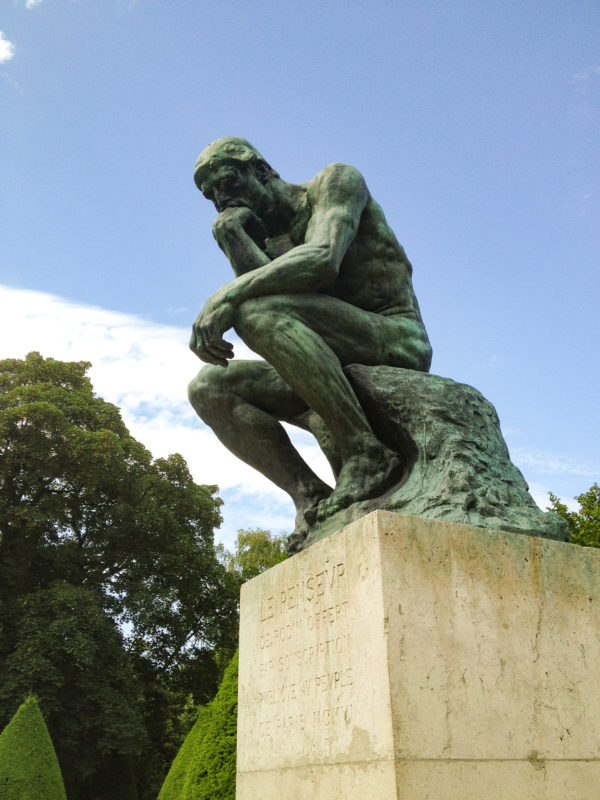 foto da escultura "O Pensador" de Rodin no Musée Rodin em Paris na França