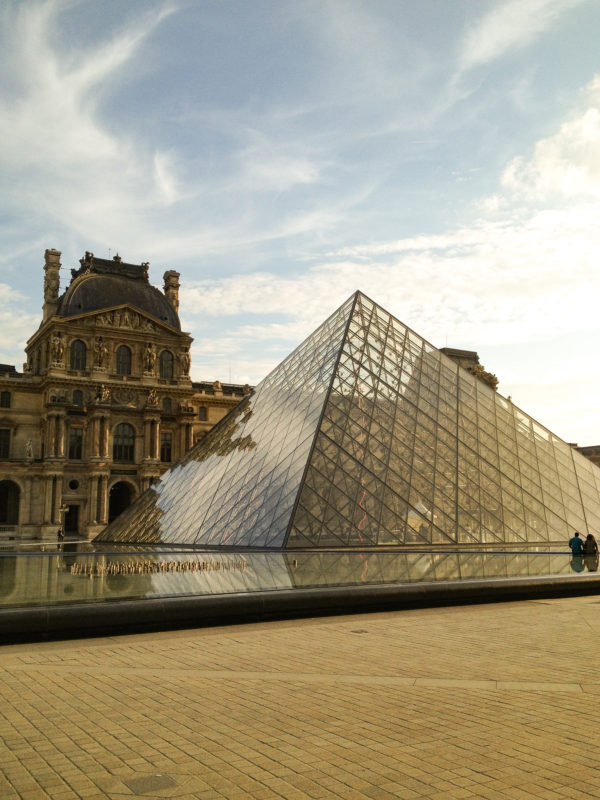 foto do Museu do Louvre em Paris na França para viajar sem sair de casa