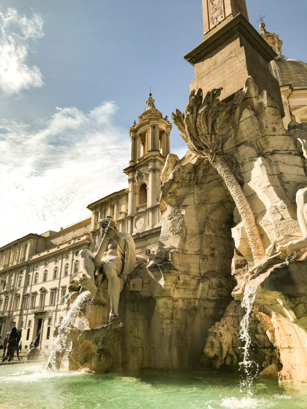 foto da Fontana dei Quattro Fiumi na Piazza Navona em Roma na Itália