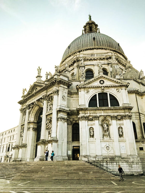 foto da Basilica di Santa Maria della Salute em Veneza para viajar pela Itália