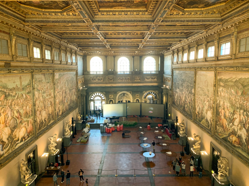 foto do Salone dei Cinquecento no Palazzo Vecchio em Florença viajar pela Itália