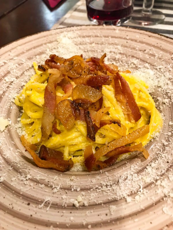 foto de spaghetti alla carbonara em Roma gastronomia italiana dicas de comidas típicas