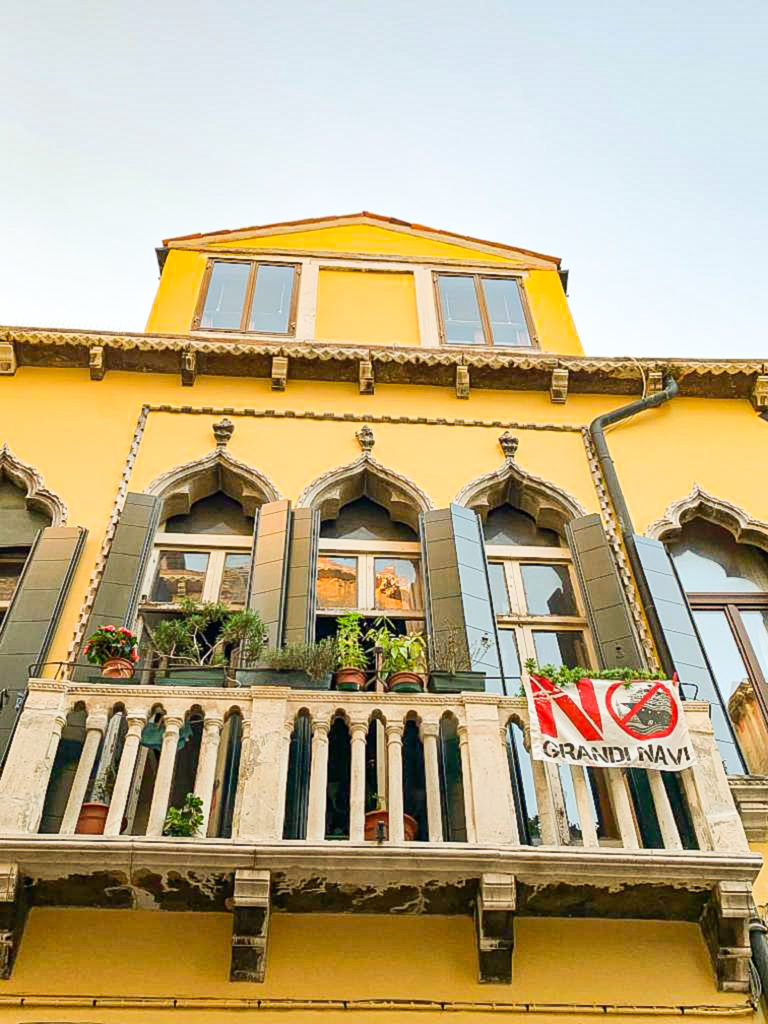 turismo sustentável fachada de casa em Veneza na Itália, com cartaz contra grandes cruzeiros