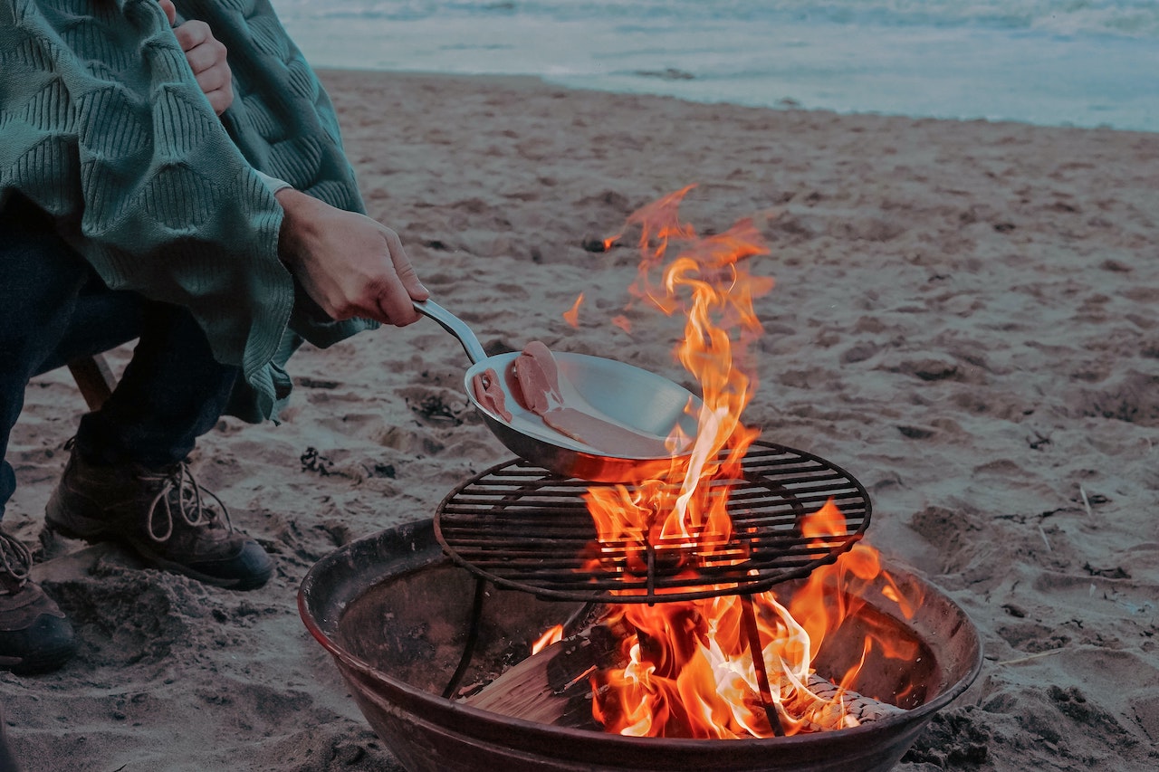 foto de pessoa cozinhando em uma fogueira em séries sobre gastronomia