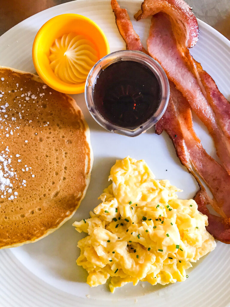 foto de café da manhã americano com comidas típicas