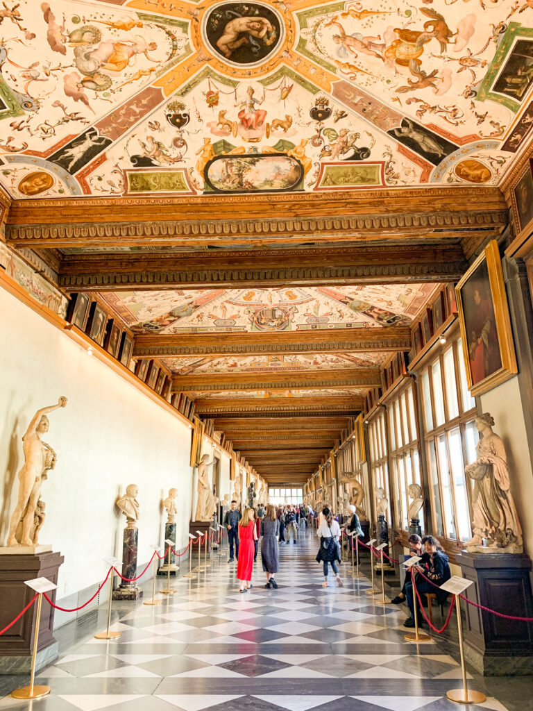 foto do interior da Galleria degli Uffizi em Florença