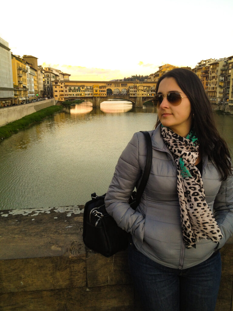 foto da Ponte Vecchio ao pôr do sol em Florença, na Itália
