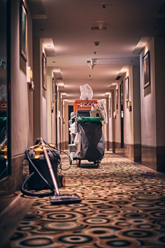 imagem de corredor de hotel