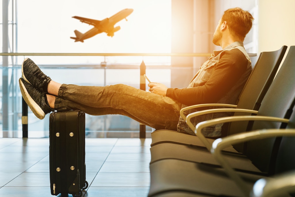 imagem de homem aguardando em aeroporto para viajar com segurança