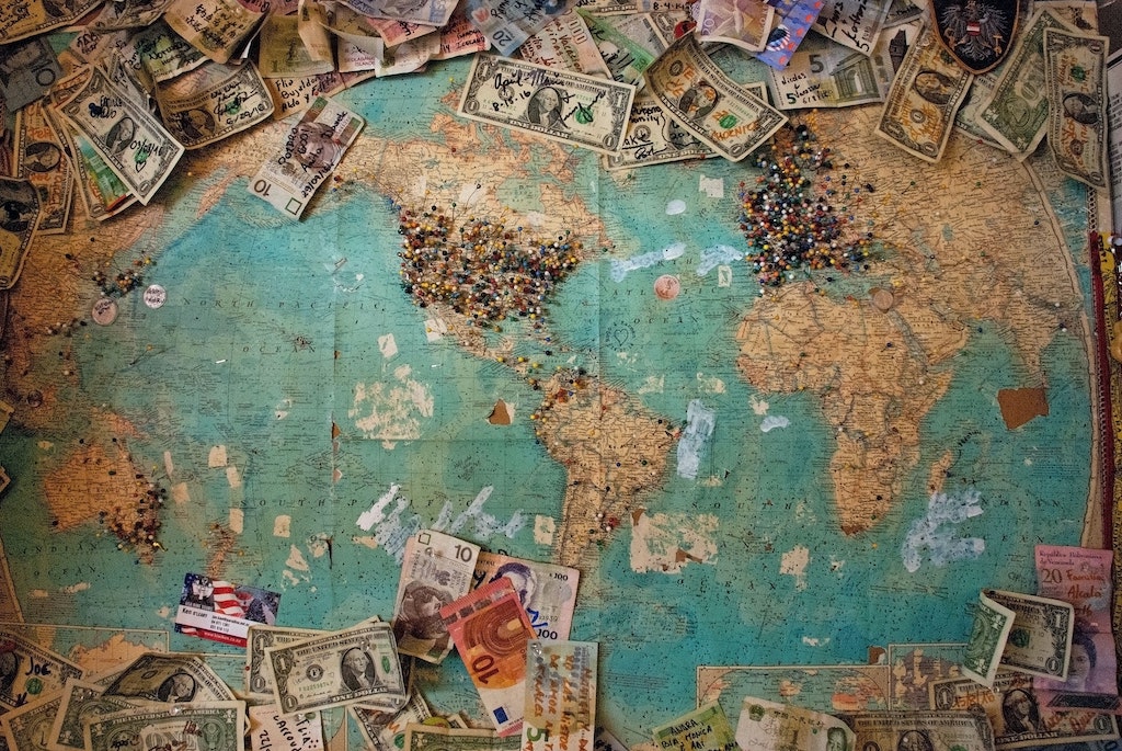 Imagem de mapa e cédulas de dinheiro em viagem mais barata
